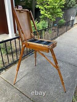 Vintage Tripod Folding French Wooden Easel. In very Good Condition