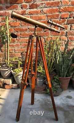 18 Télescope en laiton antique avec trépied en bois supportant le sol nautique