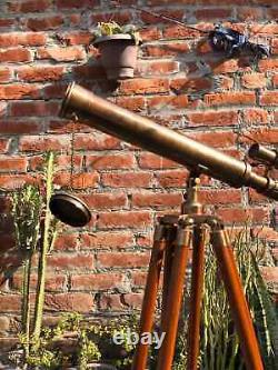 18 Télescope en laiton antique avec trépied en bois supportant le sol nautique