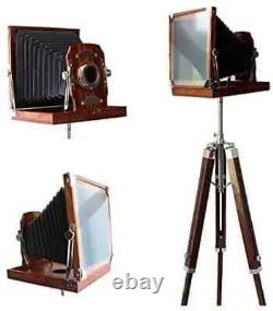 Appareil photo en bois style vintage sur trépied, objet de collection antique pour la décoration intérieure de la maison