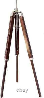 Appareil photo en bois style vintage sur trépied, objet de collection antique pour la décoration intérieure de la maison