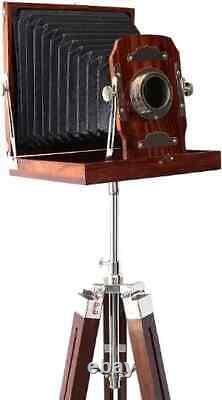 Appareil photo en bois style vintage sur trépied, objet de collection antique pour la décoration intérieure de la maison