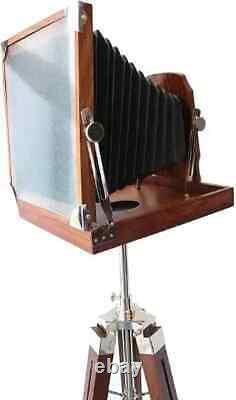 Appareil photo en bois style vintage sur trépied, objet de collection antique pour la décoration intérieure de la maison