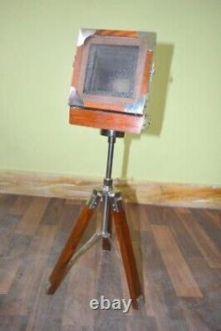 Appareil photo projecteur ancien de style vintage avec trépied en bois pour la décoration de la maison
