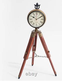 Belle horloge classique vintage antique intemporelle sur support trépied