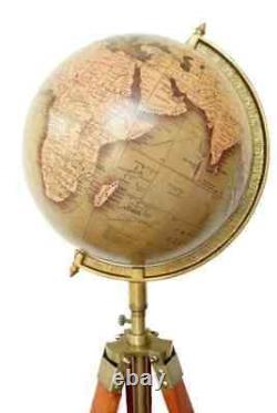 Carte du monde nautique sur table avec globe 12 et support vintage en trépied en bois pour la décoration