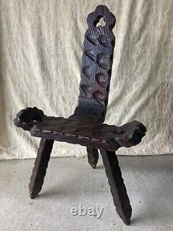 Chaises et table de naissance Amish néerlandais primitives en bois à trois pieds vintage