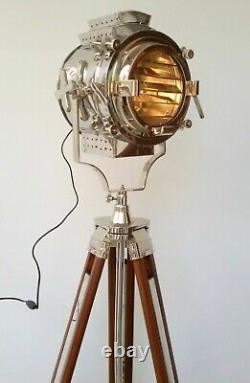 Grand Projecteur De Lumière Vintage Chromé Avec Trépied En Bois Stand