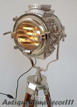 Grande lampe de recherche vintage en chrome avec projecteur et trépied en bois