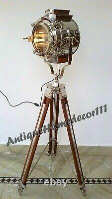 Grande lampe de recherche vintage en chrome avec projecteur et trépied en bois