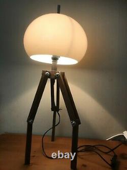 Harvey Guzzini Vintage 1960s/1970s Mushroom Lamp Sur Un Trépied En Bois Réglable