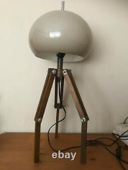 Harvey Guzzini Vintage 1960s/1970s Mushroom Lamp Sur Un Trépied En Bois Réglable