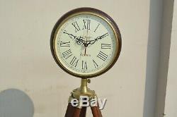 Horloge De Sol En Bois Avec Antique Fini Du Support Style Vintage Industriel Trépied