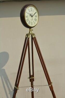Horloge De Sol En Bois Avec Antique Fini Du Support Style Vintage Industriel Trépied