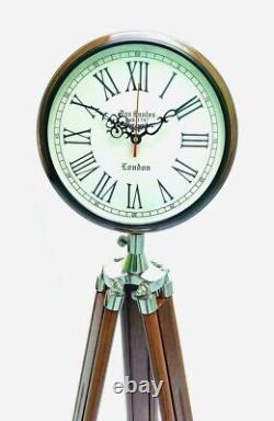Horloge de sol nautique vintage avec trépied en bois antique ajustable pour la décoration intérieure.