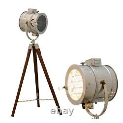 Lampadaire marin en chrome avec projecteur vintage et trépied en bois lampe sur pied.