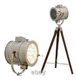 Lampadaire marin en chrome avec projecteur vintage et trépied en bois lampe sur pied.