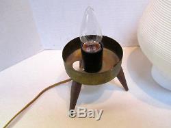 Lampe Beehive Atomic Vintage De MID Century Modern, Blanc, Jambes De Trépied En Bois, Très Cool