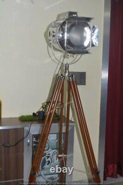 Lampe De Décoration De La Maison De Projecteur Chromé De Style Vintage Sur Décoration De Base De Trépied En Bois Brun