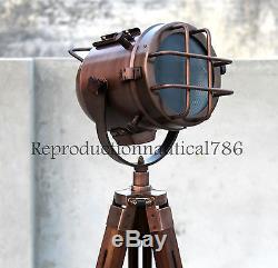 Lampe De Plancher Antique De Cru De Studio De Projecteur De Cuivre Avec La Lampe À La Maison En Bois De Trépied