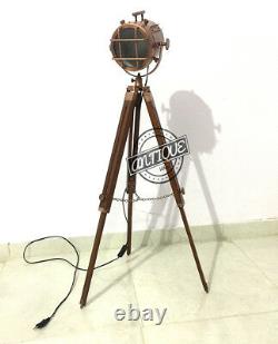 Lampe De Recherche Trépied De Finition Antique En Cuivre Vintage Avec Support En Bois Sea L