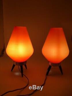 Lampe De Table Vintage En Orange Avec Abat-jour Trépied Atomic MID Century Atomic Beehive