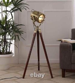 Lampe ancienne vintage à trépied en bois avec projecteur et décoration d'intérieur