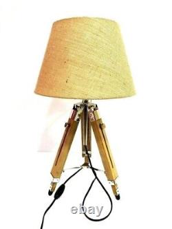Lampe de bureau en bois poli vintage sur trépied en chrome, décorative et collectionnable