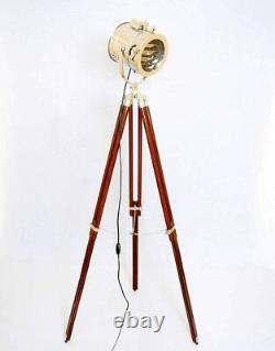 Lampe de plancher à trépied en bois avec un projecteur en laiton vintage antique