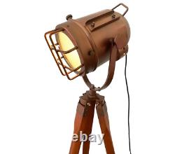 Lampe de sol design en laiton avec trépied en bois pour projecteur studio vintage