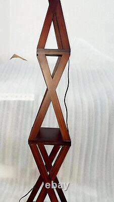 Lampe de sol en bois vintage avec design de croix, finition marron poli, lampe de décoration antique.