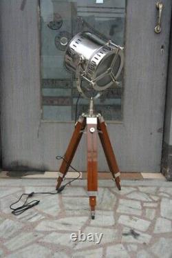 Lampe de sol projecteur Vintage Industrial Studio avec trépied en bois nautique
