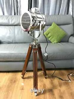 Lampe de sol vintage marron sur trépied en bois avec projecteur LED pour la décoration intérieure