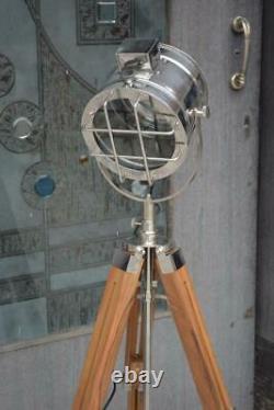Lampe projecteur vintage sur pied avec trépied en bois, décoration d'intérieur