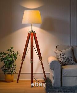 Lampe sur pied trépied en bois antique pour la décoration de la maison et du bureau avec un look vintage.