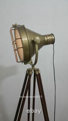 Lampe sur pied trépied en bois classique vintage avec finition antique et spot décoratif