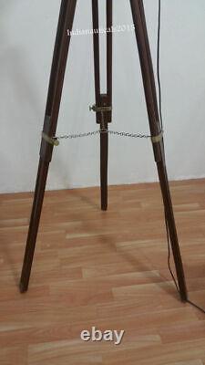 Lampe sur pied trépied en bois classique vintage avec finition antique et spot décoratif