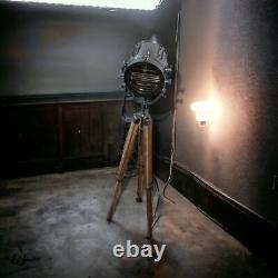 Lampe sur pied trépied vintage ancienne de studio nautique avec projecteur spotlight