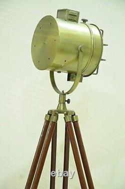 Lampe sur pied vintage en bois avec projecteur et décoration de salon nautique