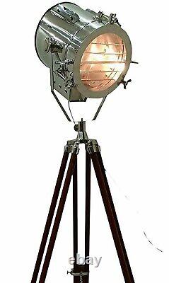 Lampe sur pied vintage en bois avec trépied, projecteur, décoration de salon nautique.