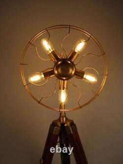 Lampe sur pied vintage en bois en forme de ventilateur à trois pieds, avec cinq ampoules ajustables