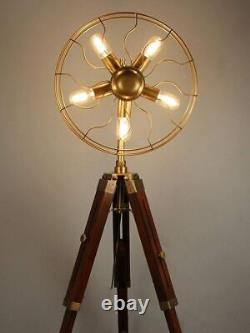 Lampe sur pied vintage en bois en forme de ventilateur à trois pieds, avec cinq ampoules ajustables