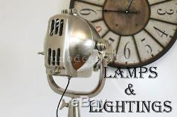 Projecteur Antique Classique De Lampadaire Vintage De Trépied Avec Le Support En Bois
