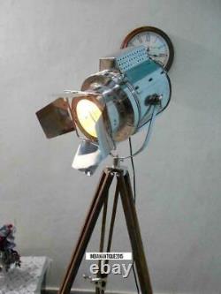 Projecteur de recherche sur trépied en bois vintage Sisum avec lampe de studio