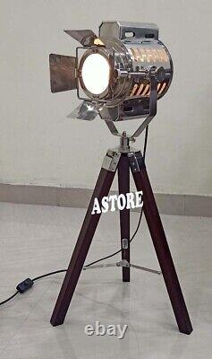 Projecteur de style vintage avec trépied en bois marron et lampe de table Hollywood