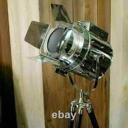 Projecteur vintage sur trépied en bois avec un projecteur de recherche industriel chromé nautique