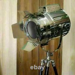 Projecteur vintage sur trépied en bois avec un projecteur de recherche industriel chromé nautique