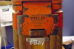 Rare, Vintage Wild Heerbrugg Gst20 Grand Trépied De Géomètres Extensibles En Bois