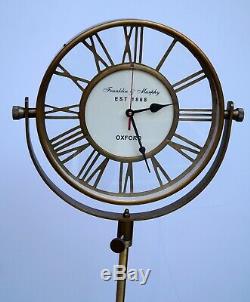 Sol En Laiton Vintage Horloge Oxford Chiffres Romains Avec Un Décor Support En Bois De Trépied