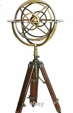Sphère armillaire en laiton vintage sur trépied en bois, style astrolabe de table pour la maison.